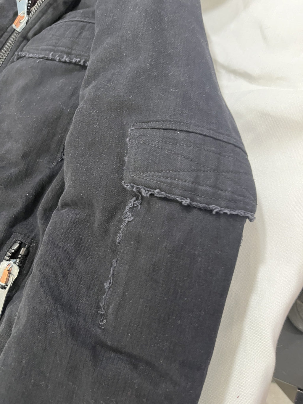 Giubbotto biker imbottito nero con cappuccio foderato bordeaux – dettaglio tasca