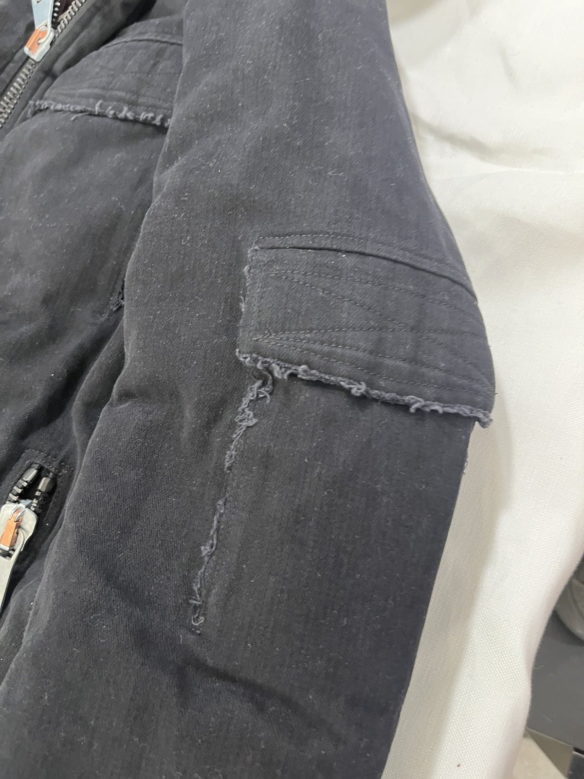 Giubbotto biker imbottito nero con cappuccio foderato bordeaux – dettaglio tasca