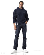 NINJA – hoodie in pile blu navy con zip laterale, indossato da un modello – vista frontale