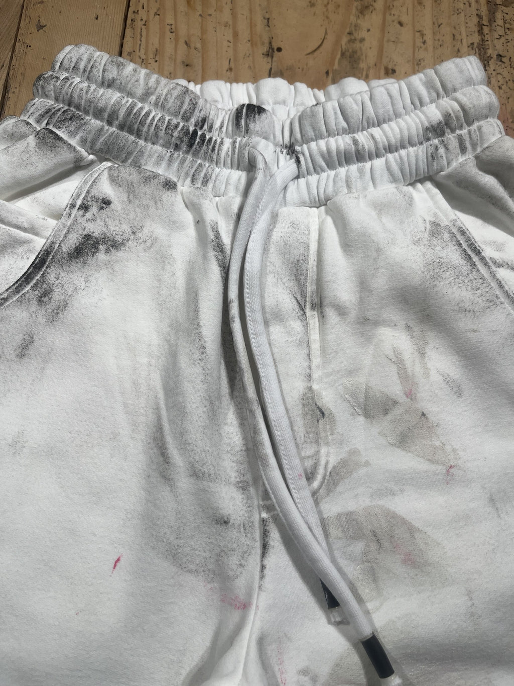 Jogger bianco effetto macchie di vernice Pitt Conrad – dettaglio coulisse