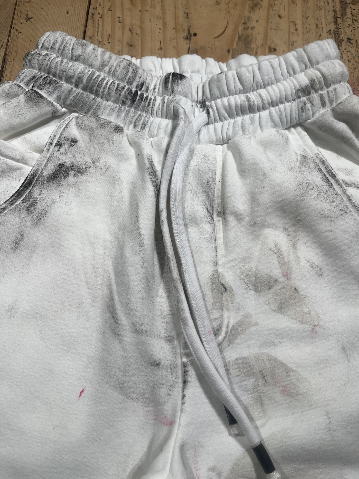 Jogger bianco effetto macchie di vernice Pitt Conrad – dettaglio coulisse