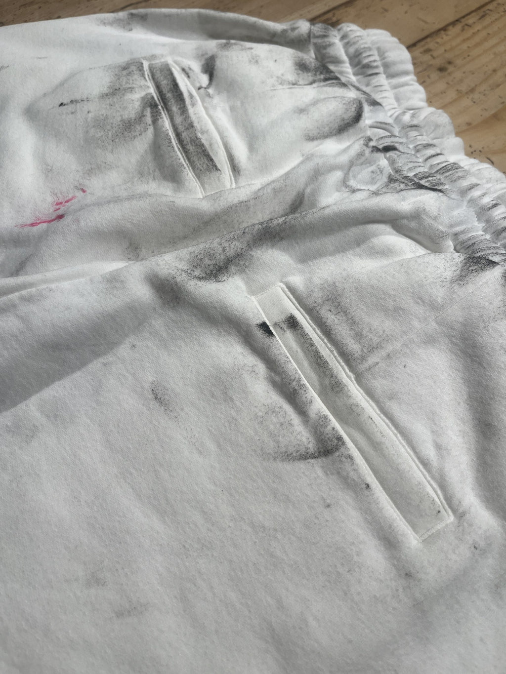 Jogger bianco effetto macchie di vernice Pitt Conrad – dettaglio tasca