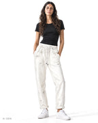 Pitt Conrad SNOW FADE – jogger bianco effetto sporco indossato da una modella, vista frontale