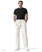 SNOW FADE – jogger bianco in felpa effetto sporco, indossato da un modello – vista frontale