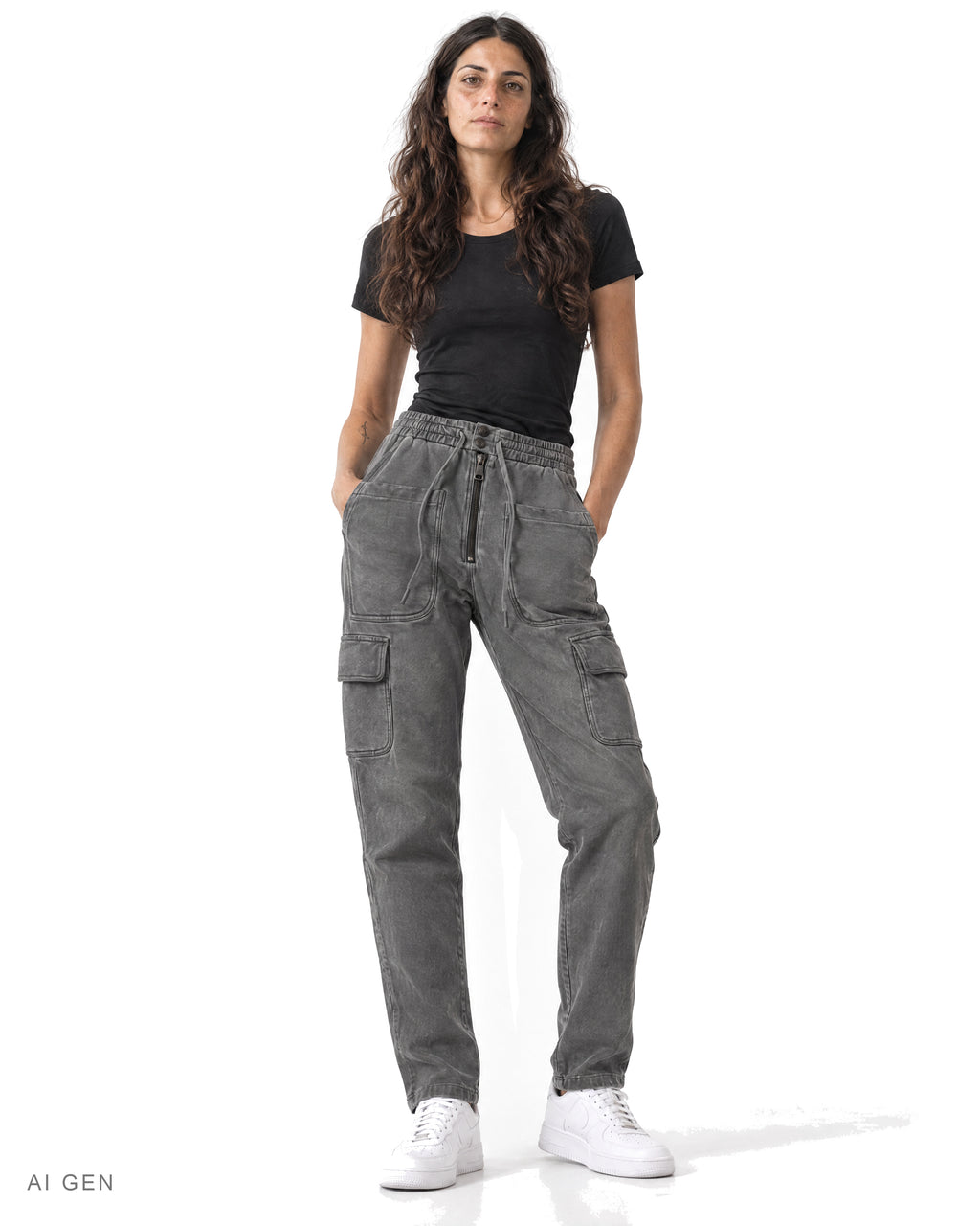 Pitt Conrad JOGGER CARGO – jogger cargo in felpa grigio antracite indossato da una modella, vista frontale