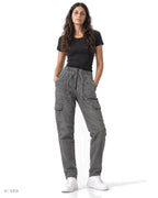 Pitt Conrad JOGGER CARGO – jogger cargo in felpa grigio antracite indossato da una modella, vista frontale