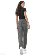 Pitt Conrad JOGGER CARGO – jogger cargo in felpa grigio antracite indossato da una modella, vista posteriore