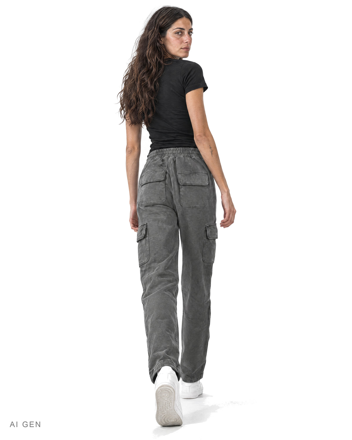Pitt Conrad JOGGER CARGO – jogger cargo in felpa grigio antracite indossato da una modella, vista posteriore