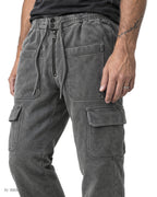 JOGGER CARGO – pantalone cargo in felpa grigio antracite, indossato da un modello – dettaglio