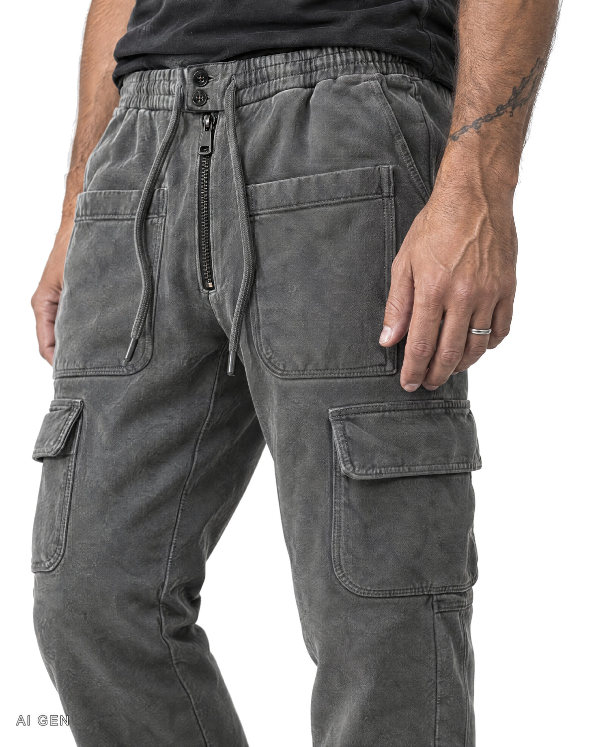 JOGGER CARGO – pantalone cargo in felpa grigio antracite, indossato da un modello – dettaglio
