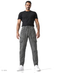 JOGGER CARGO – pantalone cargo in felpa grigio antracite, indossato da un modello – vista frontale