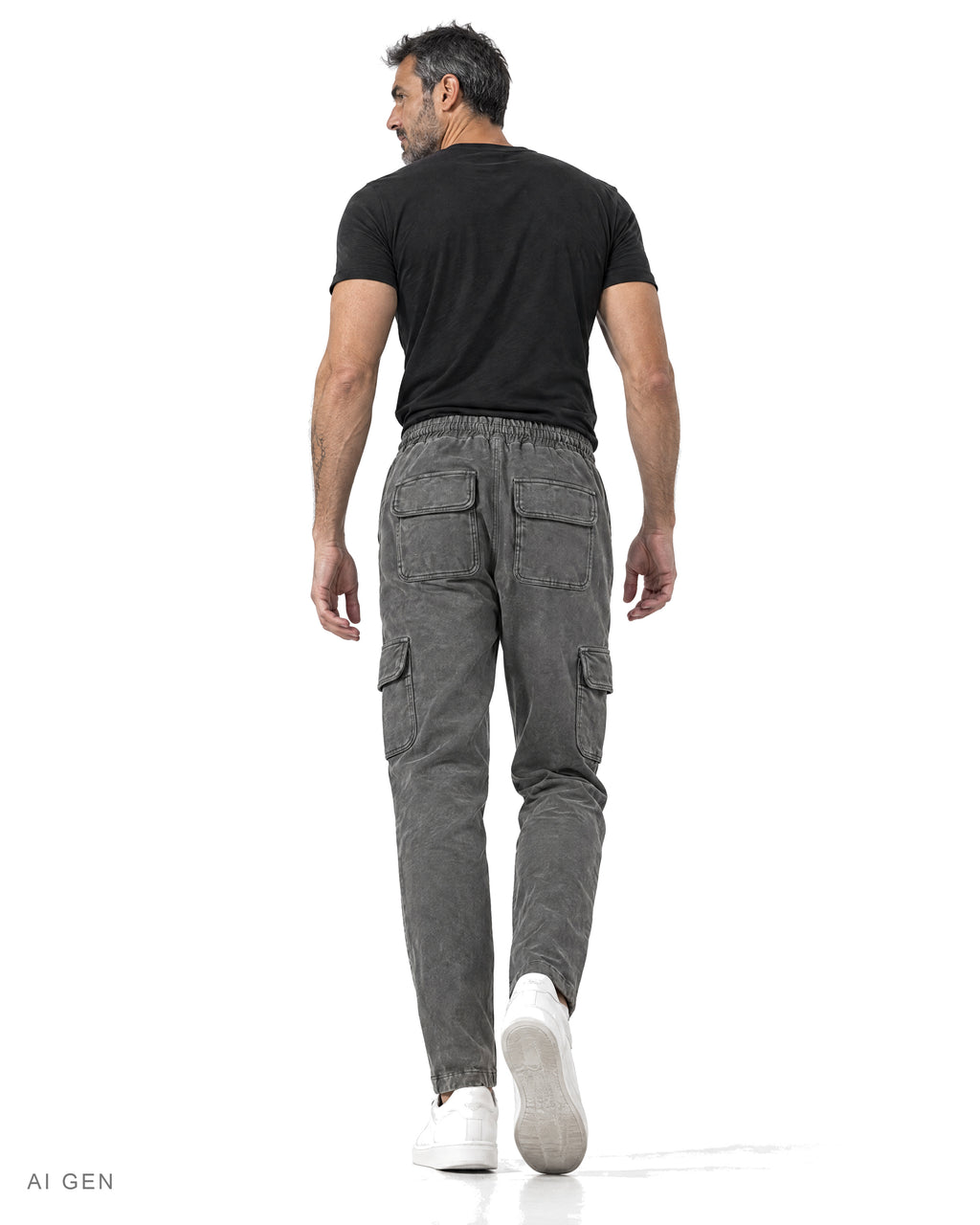 JOGGER CARGO – pantalone cargo in felpa grigio antracite, indossato da un modello – vista posteriore