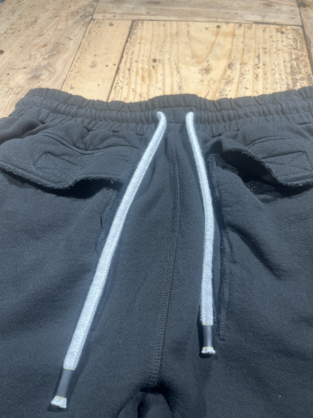 Jogger cargo nero in felpa con coulisse grigia – dettaglio coulisse