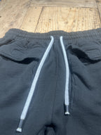 Jogger cargo nero in felpa con coulisse grigia – dettaglio coulisse