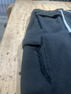 Jogger cargo nero in felpa con coulisse grigia – dettaglio tasca