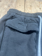 Jogger cargo nero in felpa con coulisse grigia – dettaglio tasca