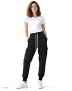 Pitt Conrad RAW EDGE – jogger cargo nero in felpa con coulisse indossato da una modella, vista frontale