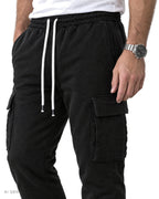 RAW EDGE – jogger cargo nero in felpa con coulisse, indossato da un modello – dettaglio