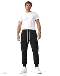 RAW EDGE – jogger cargo nero in felpa con coulisse, indossato da un modello – vista frontale