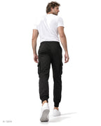 Pantalone Cargo in Felpa – jogger cargo nero in felpa con coulisse, indossato da un modello – vista posteriore