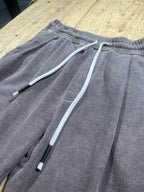 Jogger in ciniglia grigio malva con coulisse bianca – dettaglio coulisse