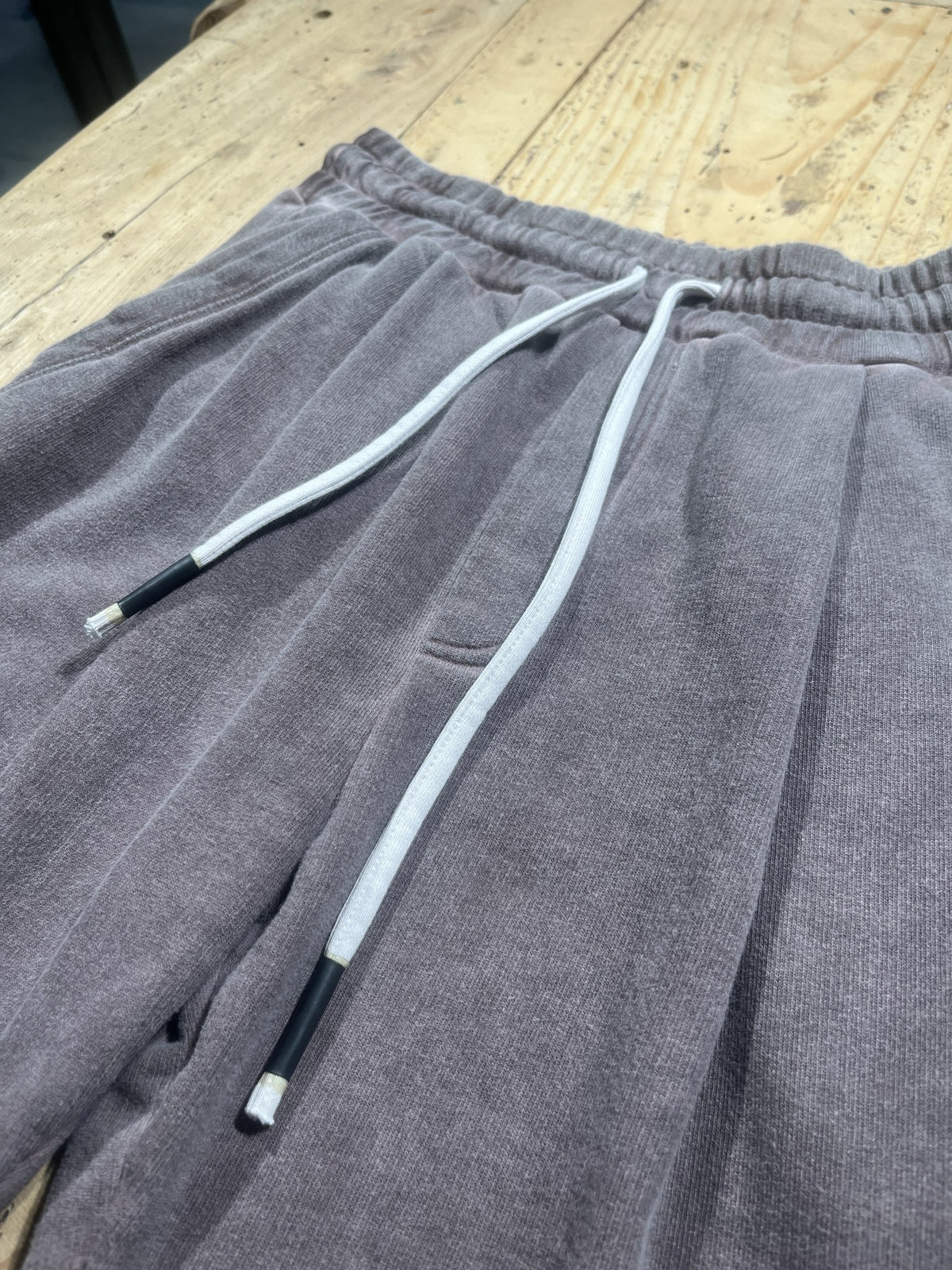 Jogger in ciniglia grigio malva con coulisse bianca – dettaglio coulisse