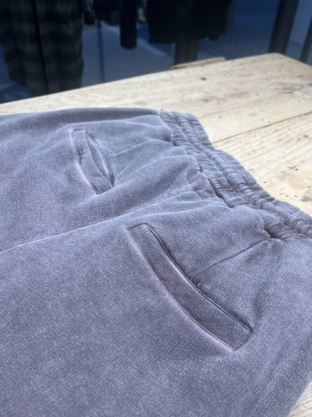 Jogger in ciniglia grigio malva con coulisse bianca – dettaglio tasca