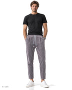 Pitt Conrad URBAN PLEAT – jogger in ciniglia grigio malva con coulisse indossato da un modello, vista frontale
