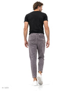 Pitt Conrad URBAN PLEAT – jogger in ciniglia grigio malva con coulisse indossato da un modello, vista posteriore