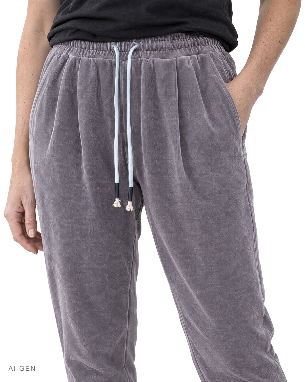 URBAN PLEAT – jogger in ciniglia grigio malva con coulisse, indossato da una modella – dettaglio