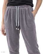 URBAN PLEAT – jogger in ciniglia grigio malva con coulisse, indossato da una modella – dettaglio