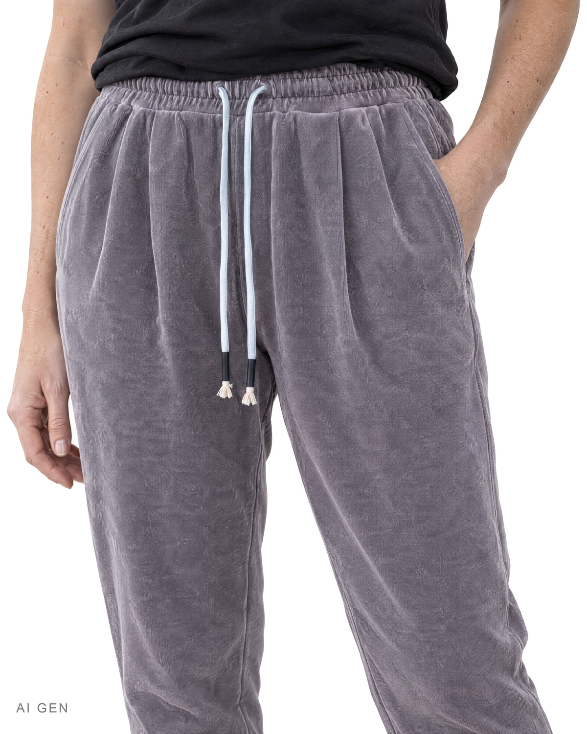 URBAN PLEAT – jogger in ciniglia grigio malva con coulisse, indossato da una modella – dettaglio