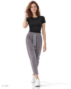 URBAN PLEAT – jogger in ciniglia grigio malva con coulisse, indossato da una modella – vista frontale