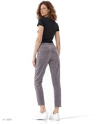 URBAN PLEAT – jogger in ciniglia grigio malva con coulisse, indossato da una modella – vista posteriore