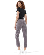 Pantalone in Felpa con Pinces – jogger in ciniglia grigio malva con coulisse, indossato da una modella – vista posteriore
