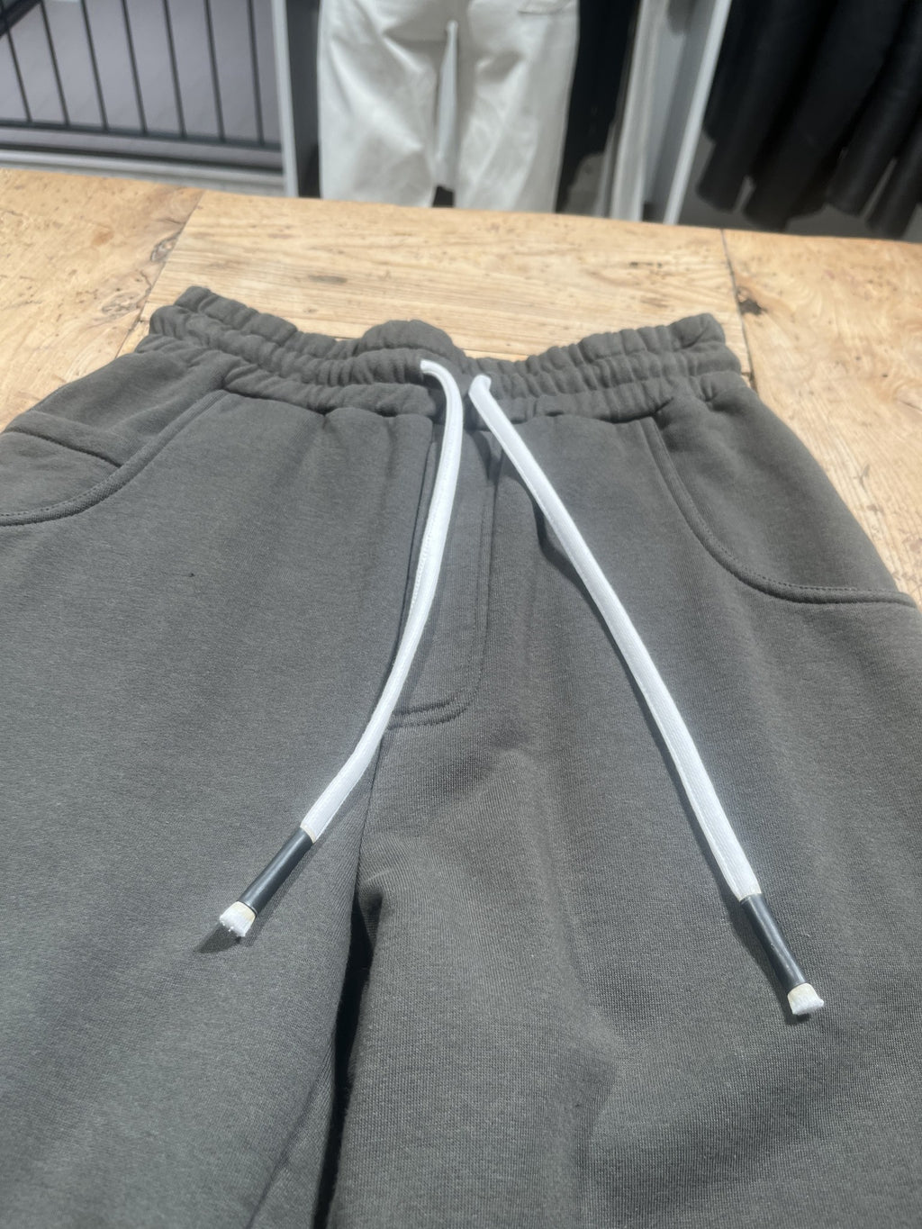 Jogger felpa grigio antracite con coulisse bianca – dettaglio coulisse