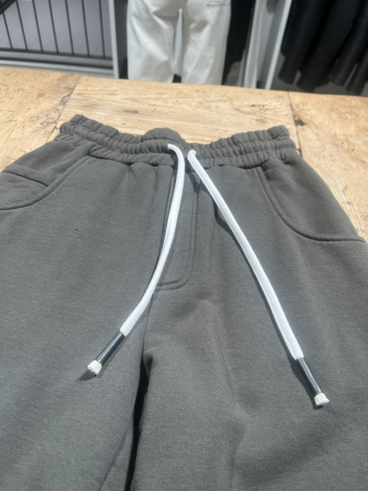 Jogger felpa grigio antracite con coulisse bianca – dettaglio coulisse