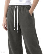 Pitt Conrad CINQUE TASCHE – jogger in felpa grigio antracite con coulisse indossato da una modella, dettaglio della vestibilità