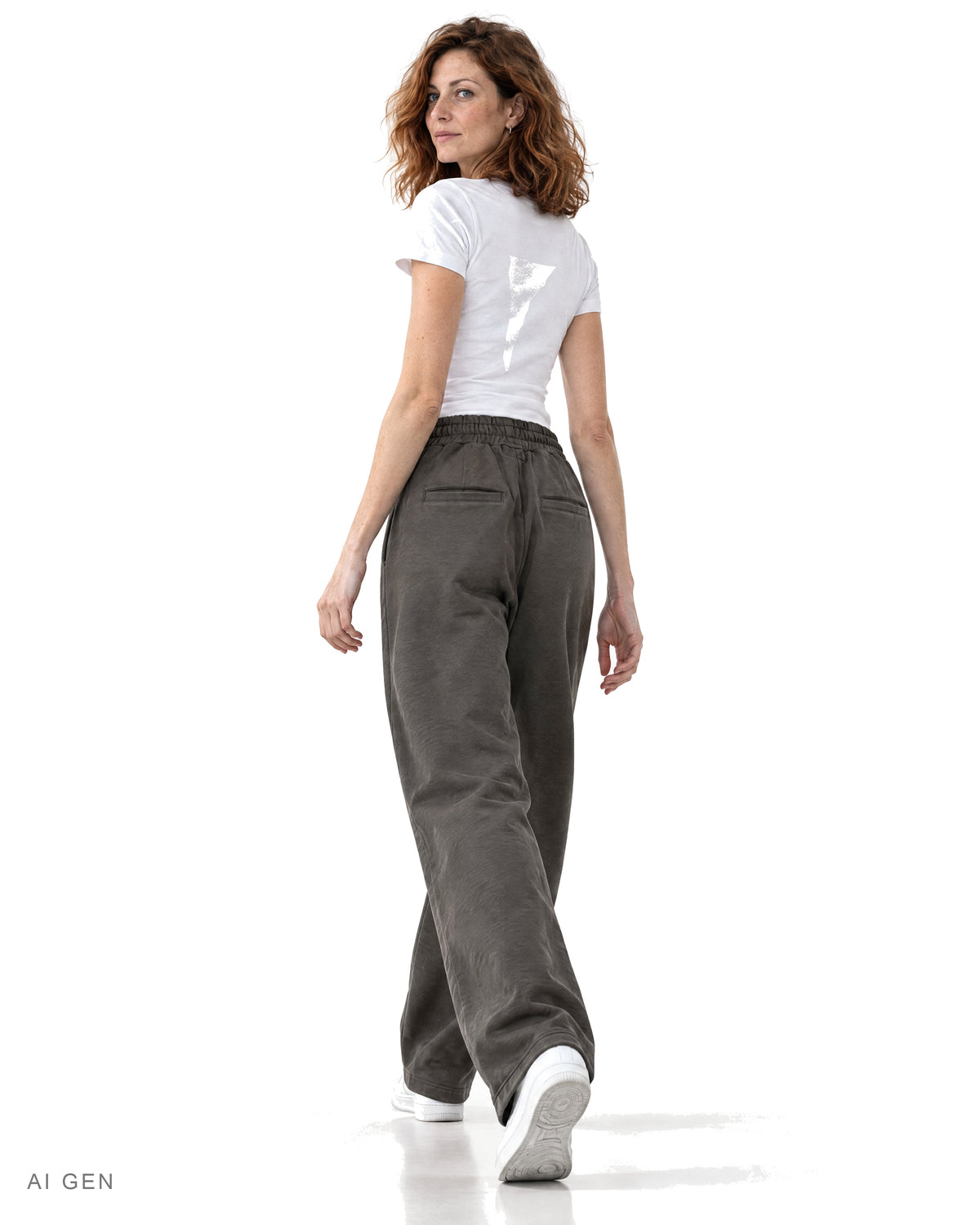 Pitt Conrad CINQUE TASCHE – jogger in felpa grigio antracite con coulisse indossato da una modella, vista posteriore