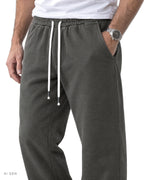 CINQUE TASCHE – jogger in felpa grigio antracite con coulisse, indossato da un modello – dettaglio
