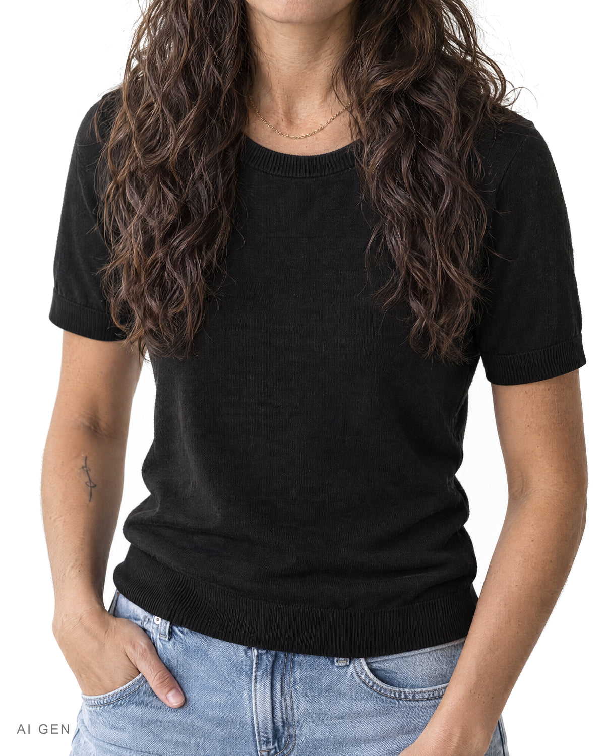 CHIC NIGHT – maglia girocollo nera a mezza manica, indossata da una modella – dettaglio della maglia
