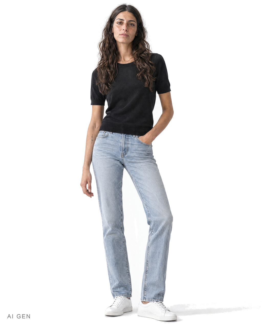 CHIC NIGHT – maglia girocollo nera a mezza manica, indossata da una modella – vista frontale