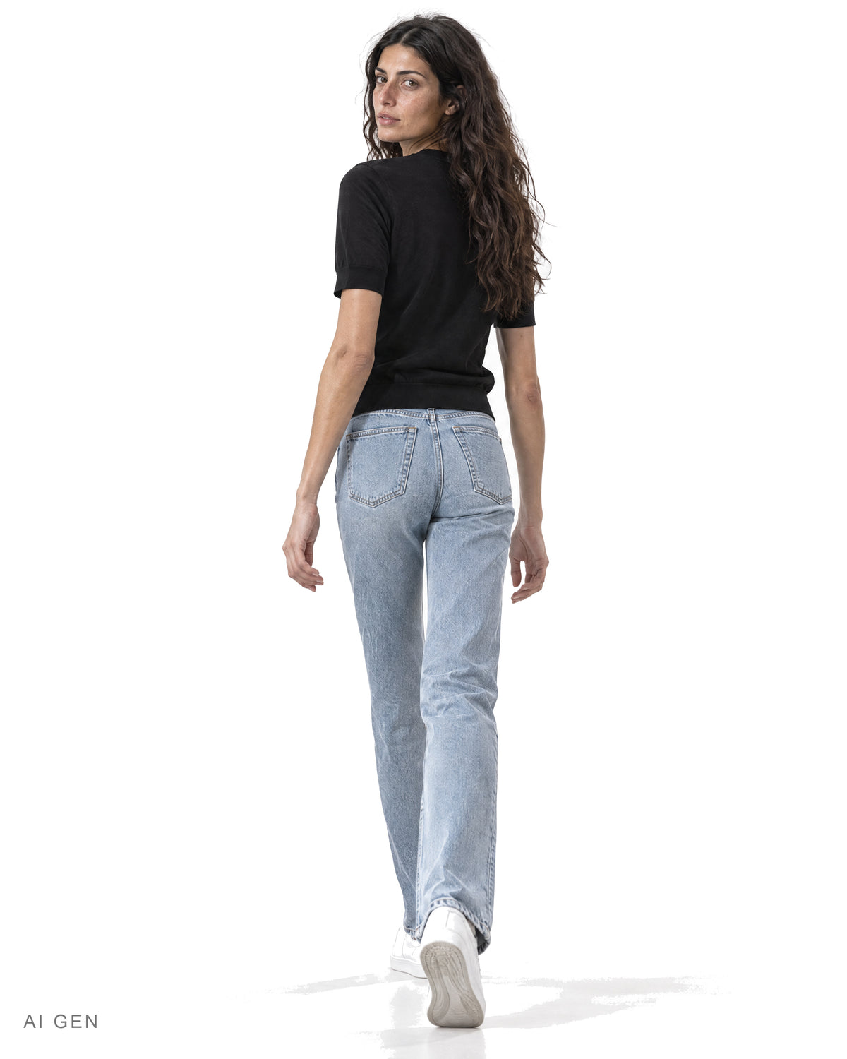 CHIC NIGHT – maglia girocollo nera a mezza manica, indossata da una modella – vista posteriore
