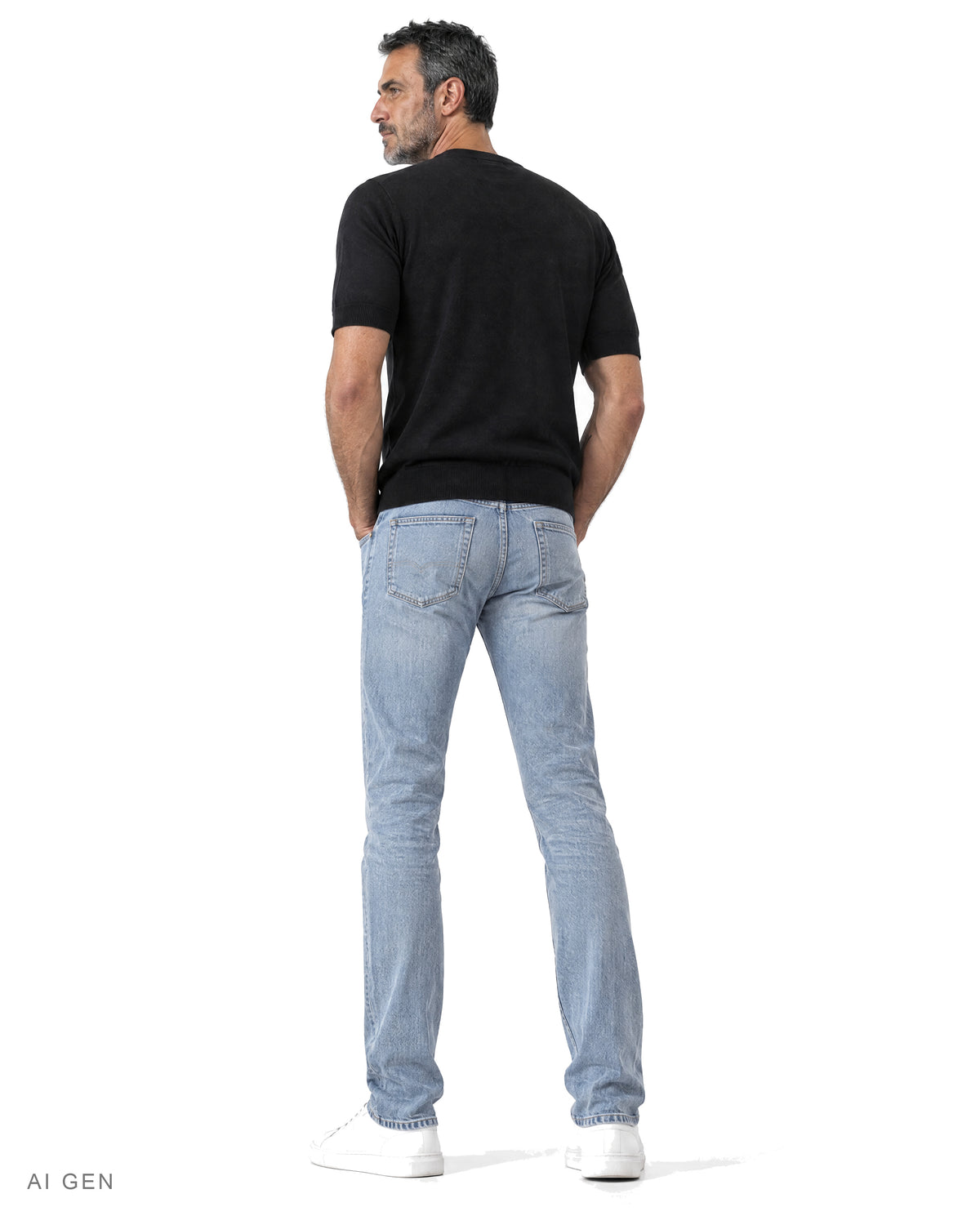 CHIC NIGHT – maglia girocollo nera a mezza manica, indossata da un modello – vista posteriore