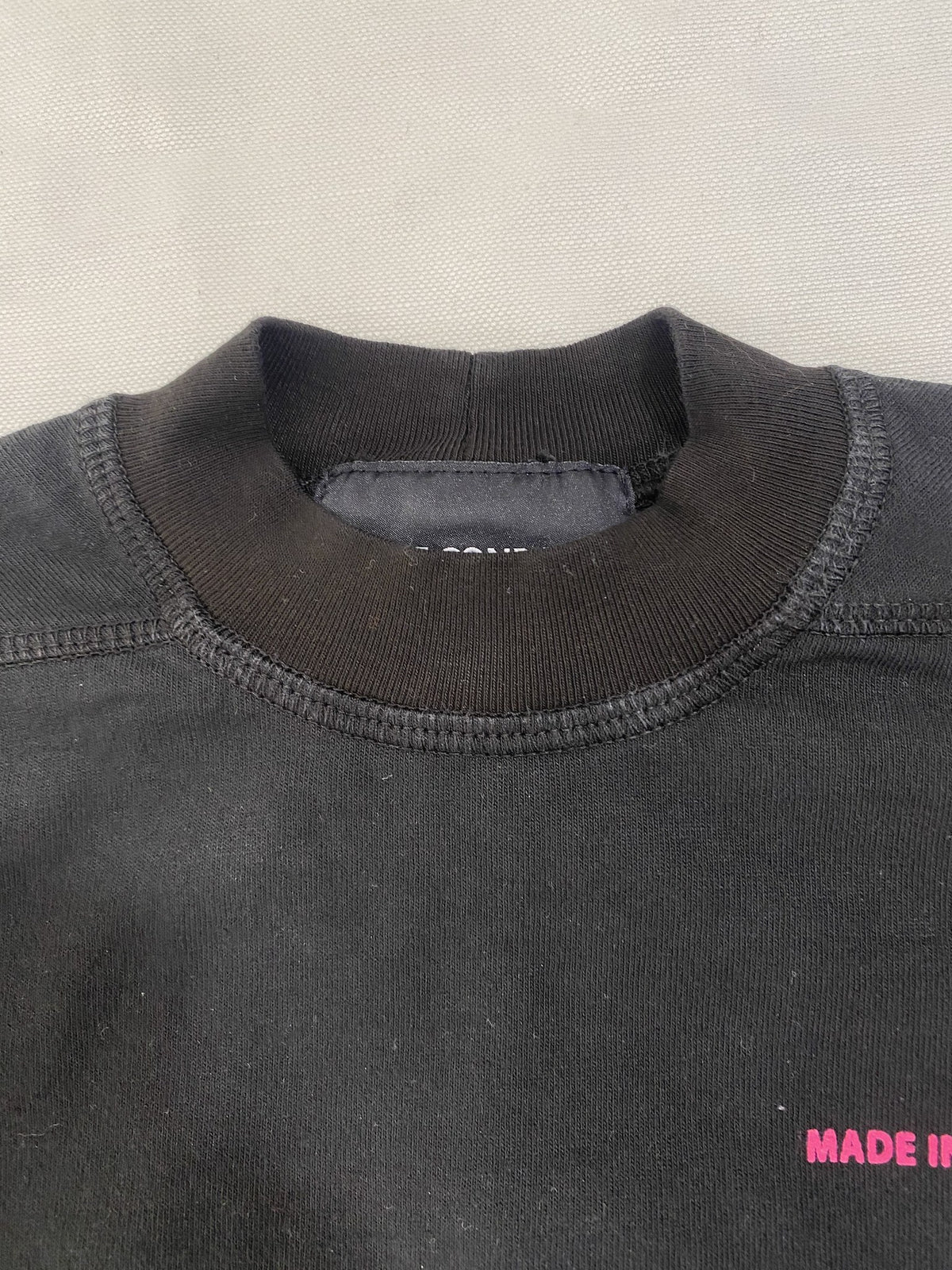 TUBELAR – Vestito in felpa con collo alto – dettaglio colletto