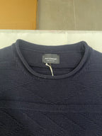 Maglione girocollo blu navy con trama chevron in rilievo – dettaglio etichetta