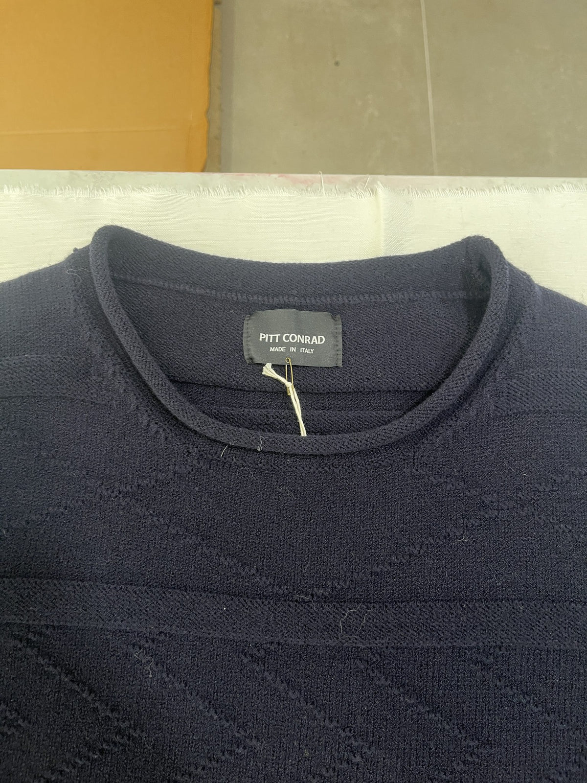 Maglione girocollo blu navy con trama chevron in rilievo – dettaglio etichetta