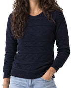 Pitt Conrad BLUE LINE – maglione girocollo navy con chevron in rilievo indossato da una modella, dettaglio della vestibilità