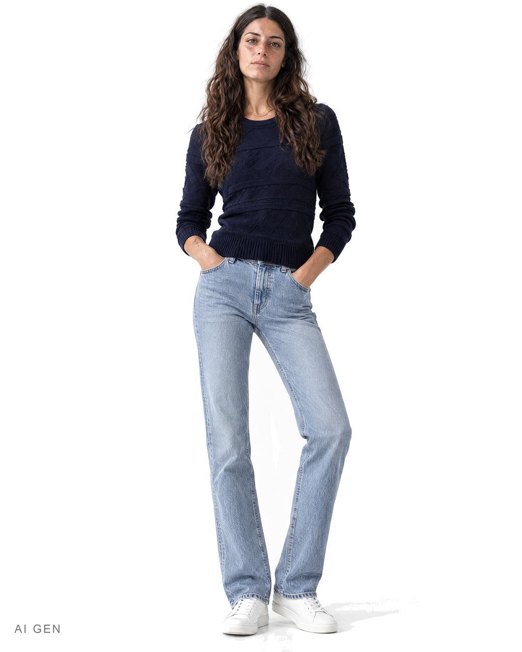 Pitt Conrad BLUE LINE – maglione girocollo navy con chevron in rilievo indossato da una modella, vista frontale