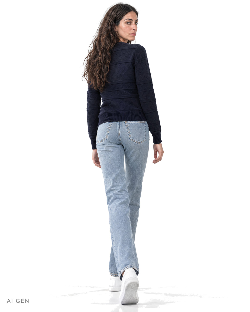Pitt Conrad BLUE LINE – maglione girocollo navy con chevron in rilievo indossato da una modella, vista posteriore